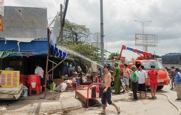 Hoa hoan thieu rui tiem sua xe giua trua o Sai Gon hinh anh