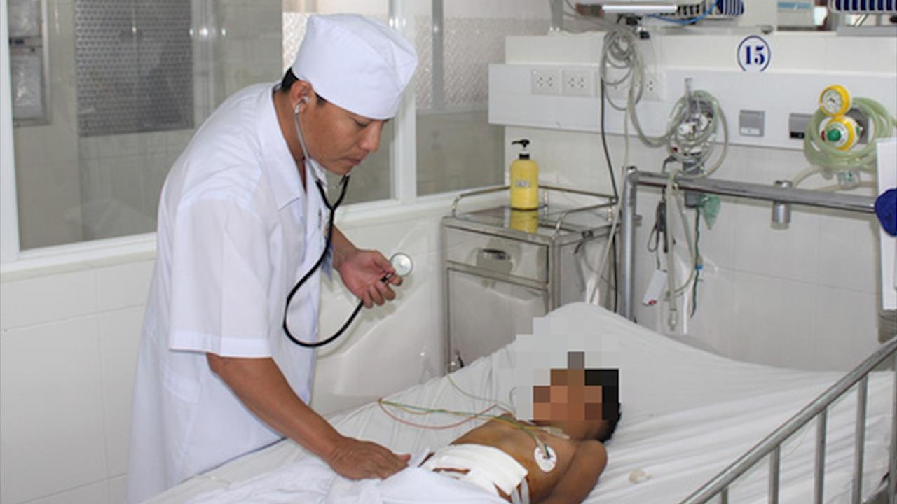 Be trai bi may cat co lam thung bung hinh anh