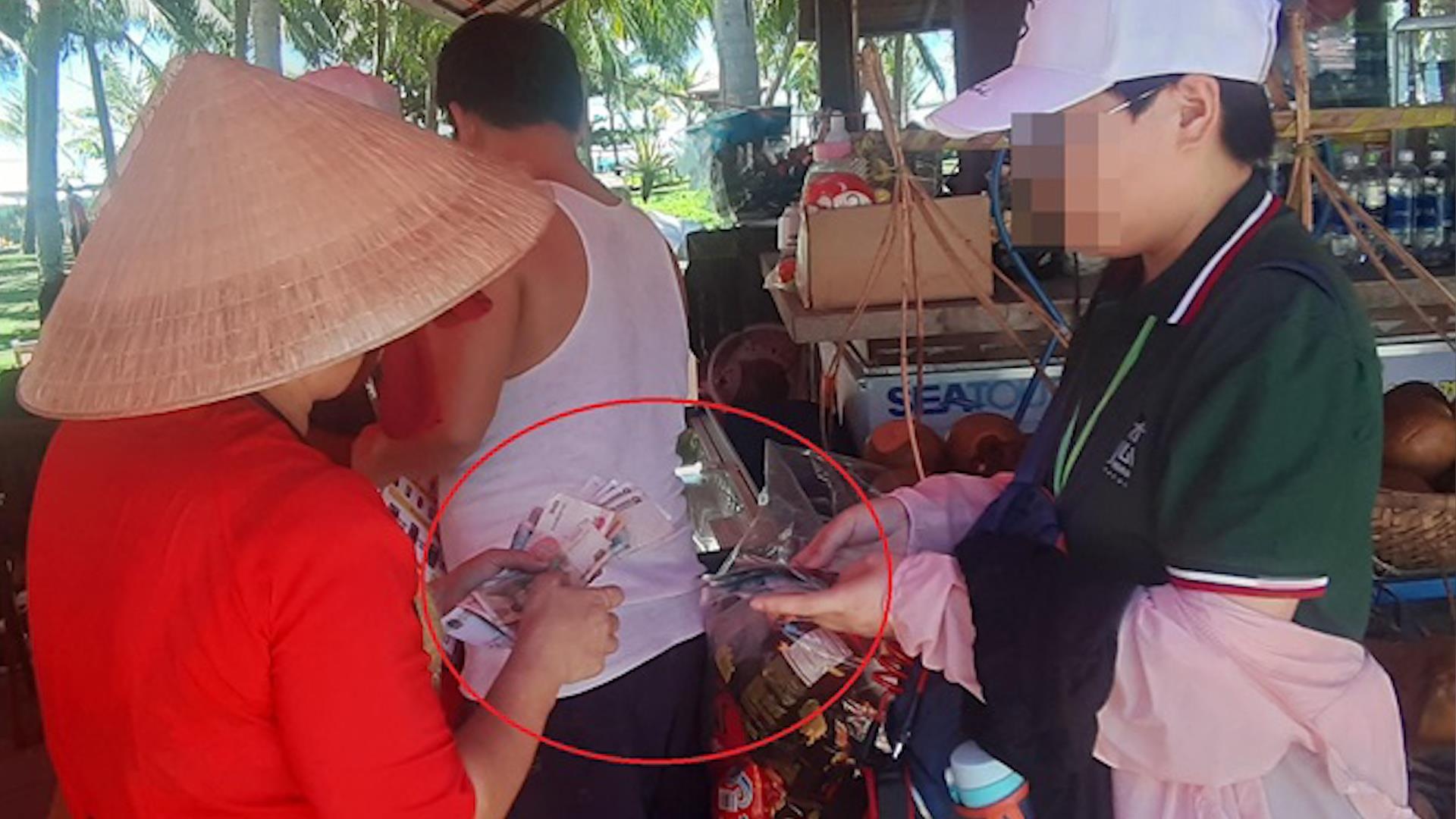 Ngang nhien su dung dong Nhan dan te tai Da Nang hinh anh