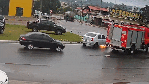 Xe cuu hoa vua den dung luc oto dot ngot boc chay hinh anh