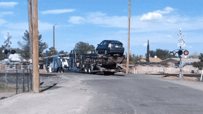 Xe dau keo chuyen cho bi xe lua tong manh khien oto vang ra duong hinh anh