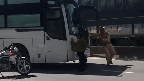 Tai xe cho khach khong chap hanh hieu lenh, co tinh nhan ga huc CSGT hinh anh