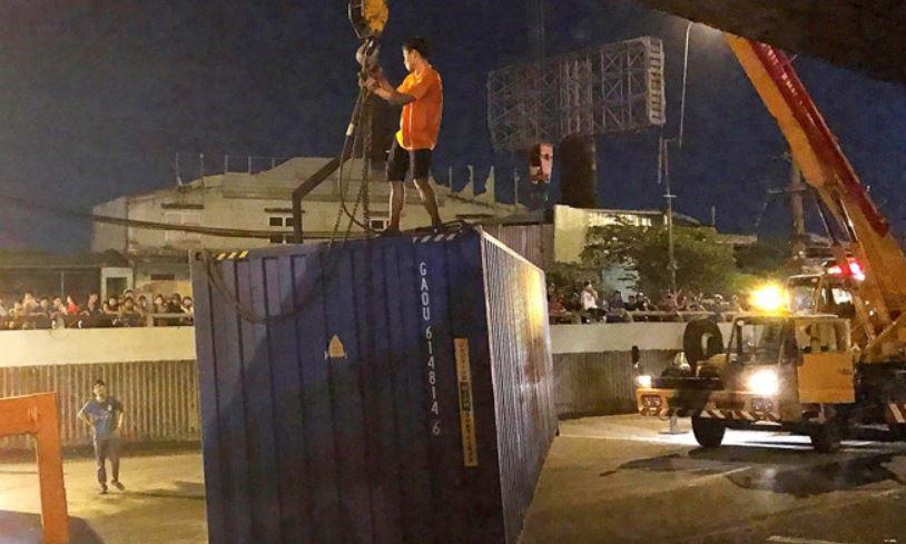Tai xe xe om ke phut thoat chet khi thung xe container rot o TP.HCM hinh anh