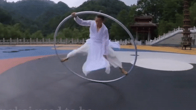 'Vi than tren khong' nhay mua dep mat voi chiec vong lon o TQ hinh anh