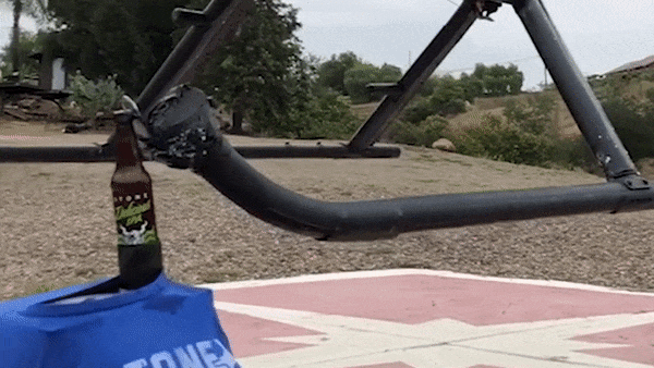 Phi cong thu thach mo nap chai bang truc thang hinh anh