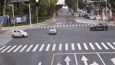 Dot ngot tang toc khi qua duong, xe dien tong thang vao taxi hinh anh