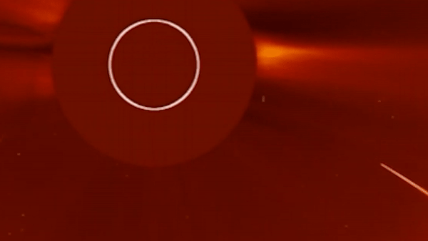 Khoanh khac sao choi bay thang vao Mat Troi va bien mat hinh anh