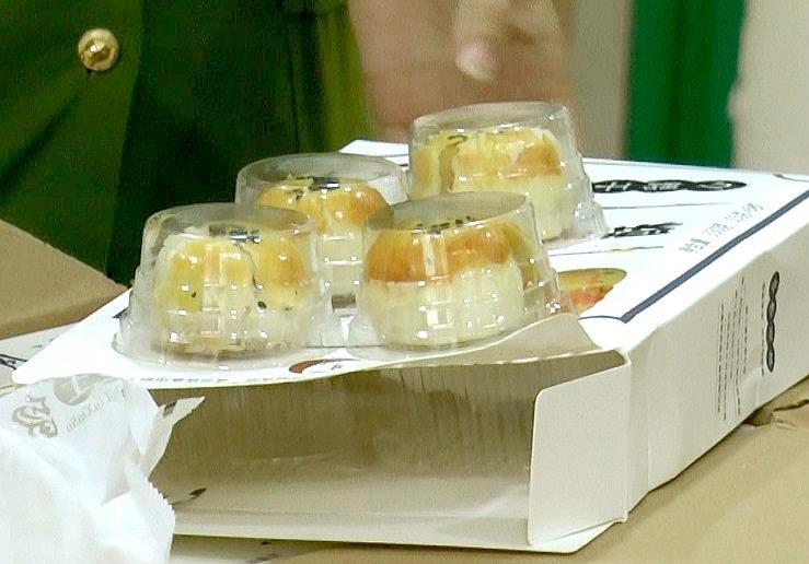 Banh Trung thu gia re tran ngap Ha Noi hinh anh