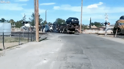 Canh tau hoa huc gay doi xe van chuyen hinh anh