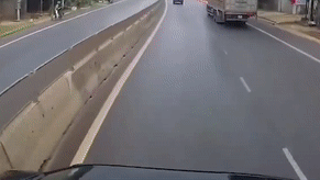 Oto con 'xoay 180 do' sau khi cat dau xe tai hinh anh