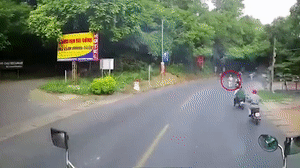 Xe may bo chay khi thay CSGT khien tai xe container phanh 'dui dui' hinh anh