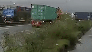 Phong nhanh tren duong, xe container lao thang vao xe container khac hinh anh