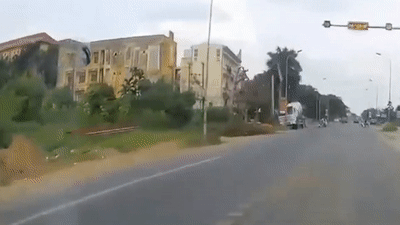 Xe bon danh lai, cuu mang 2 be gai sang duong thieu quan sat hinh anh