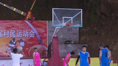 Choi bong ro trong hang dong o Trung Quoc hinh anh