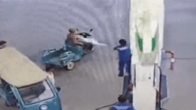 Nhan vien lay binh cuu hoa xit nguoi dan ong hut thuoc o tram xang hinh anh