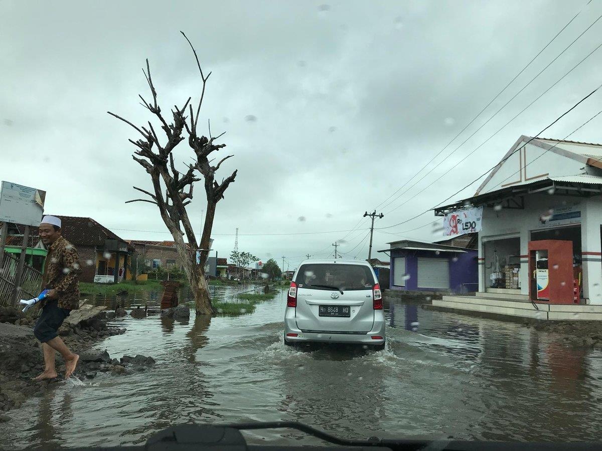 Ngoi lang dang bi nhan chim xuong bien o Indonesia hinh anh