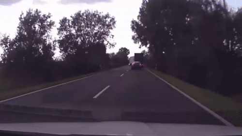 Hai xe tai dam nhau tham khoc ngay giua duong Hungary hinh anh