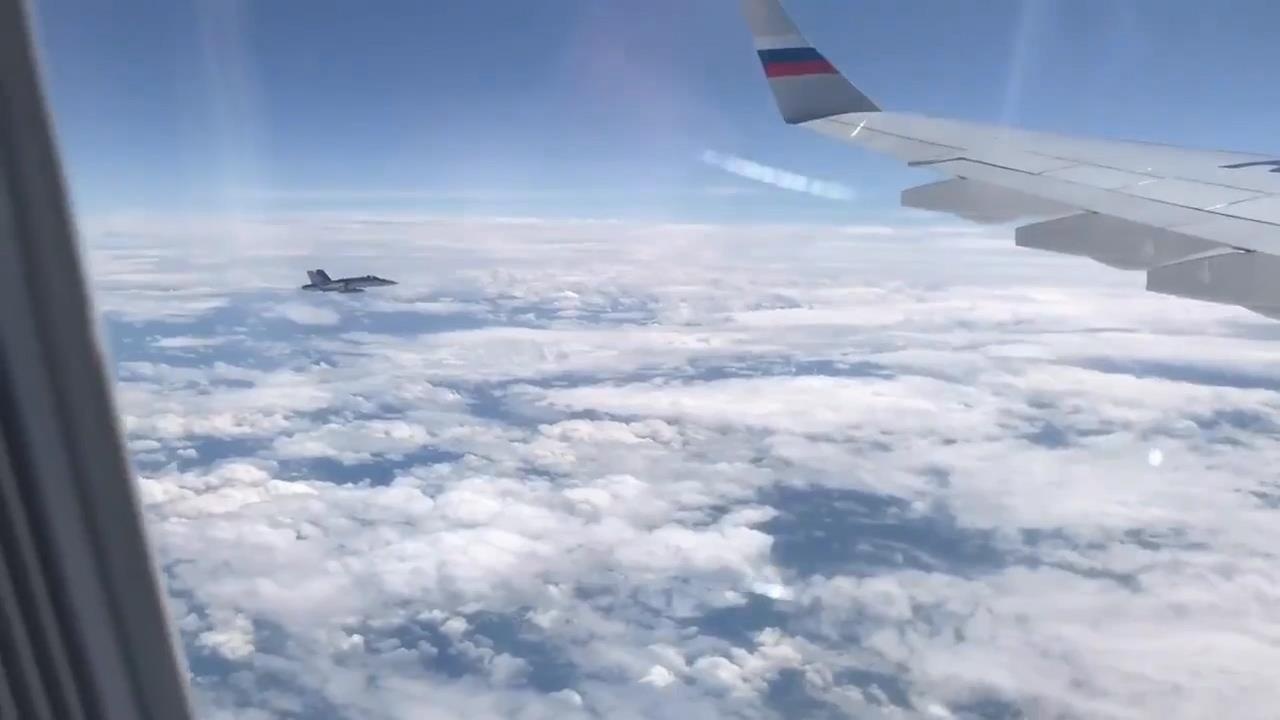 Chien dau co Thuy Si 'ho tong' may bay cho phai doan Nga hinh anh