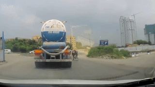 Thieu quan sat, chau be di xe dap suyt bi xe bon cuon vao gam hinh anh