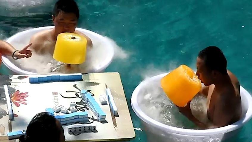 Du khach Trung Quoc tam nuoc da, an kem khong lo tranh nong hinh anh