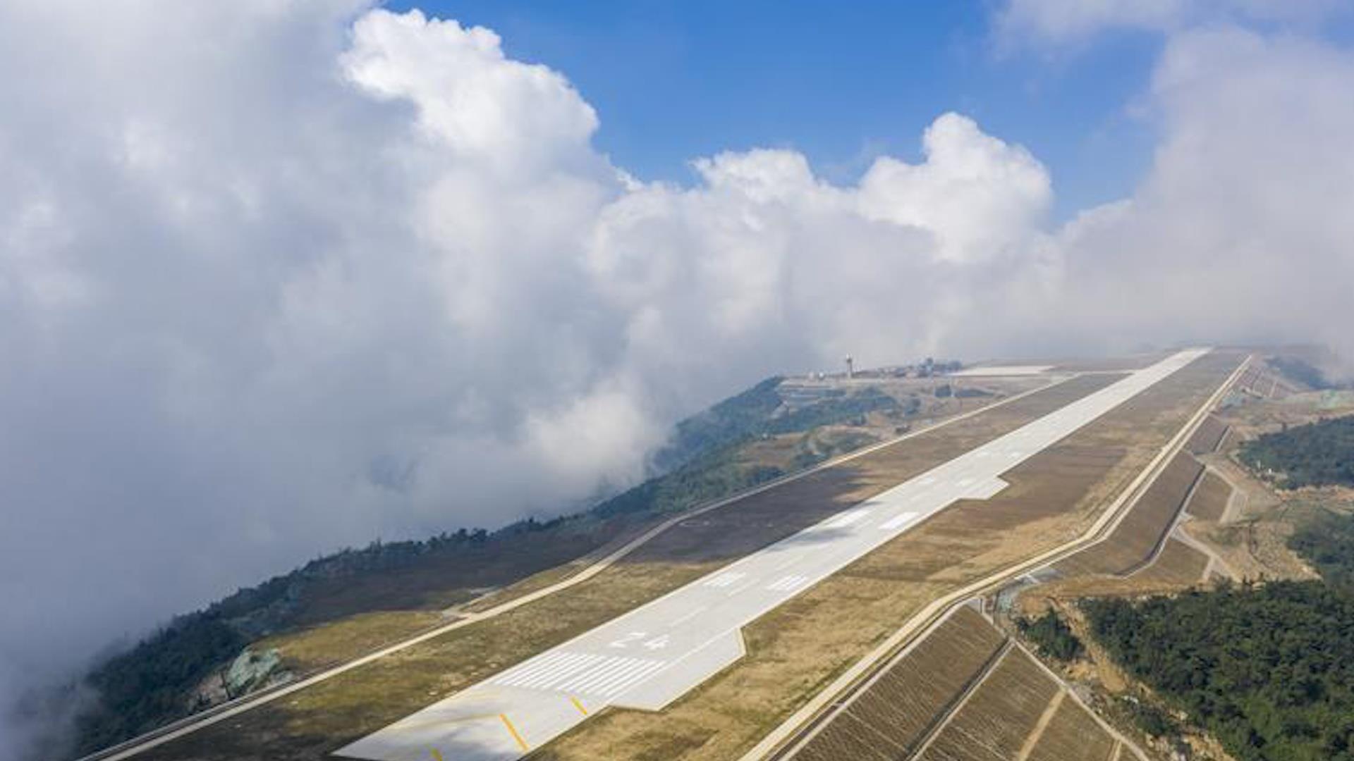 San bay 'tren may' o do cao 1.770 m mo cua tai Trung Quoc hinh anh