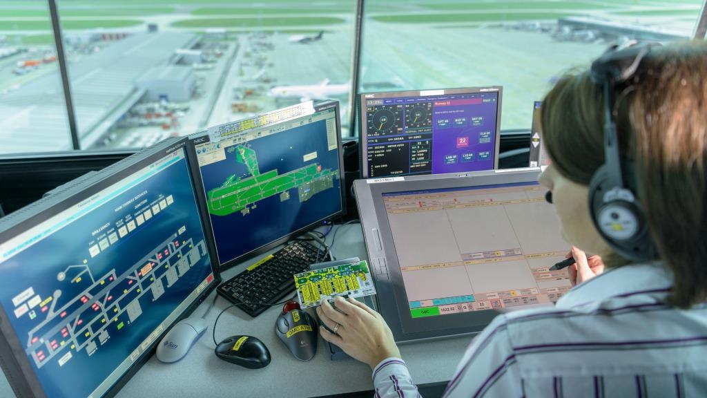 Vi sao may bay khong bao gio 'ket duong' tren troi? hinh anh