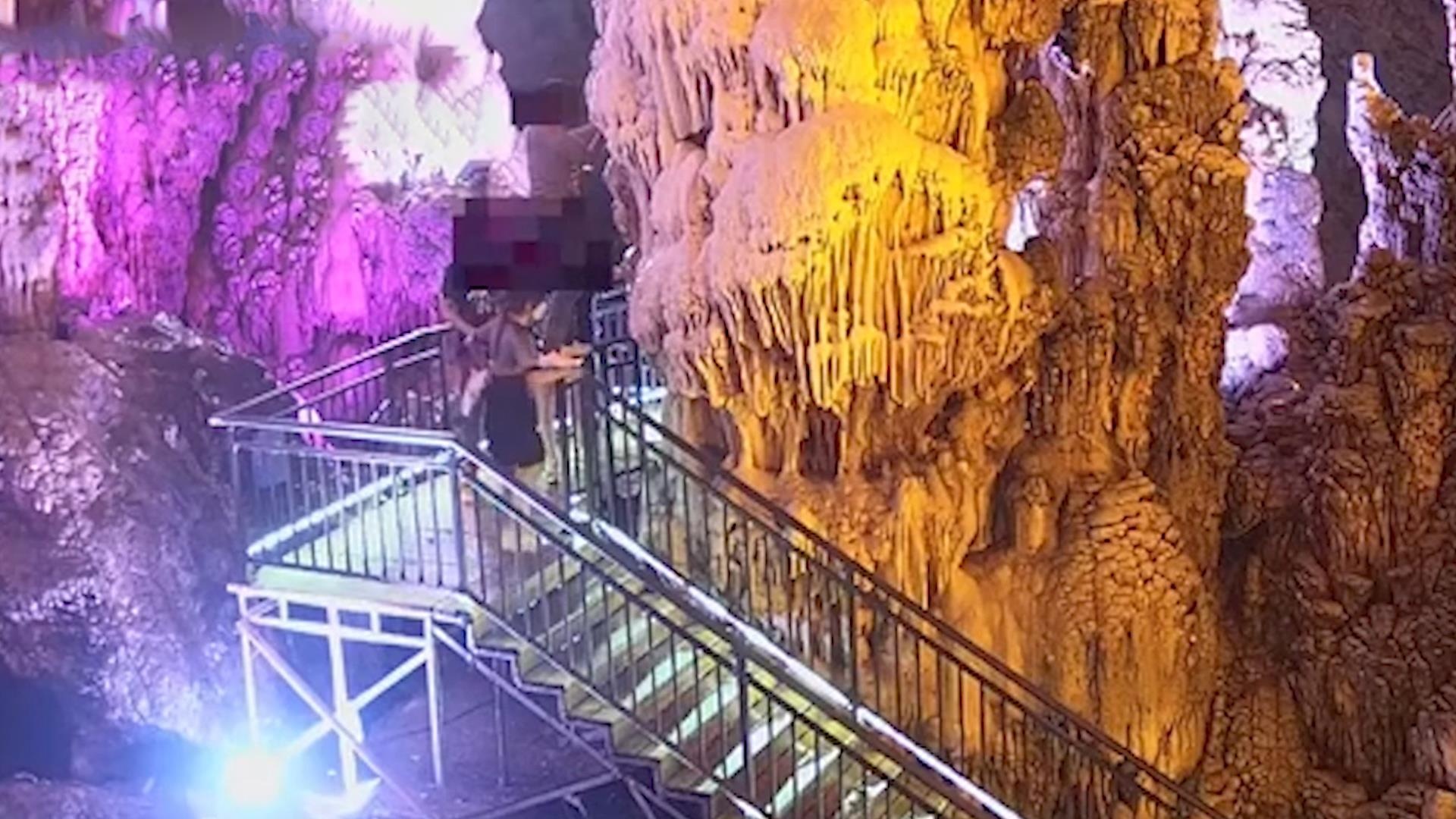 4 du khach Trung Quoc be thach nhu ty nam tuoi hinh anh