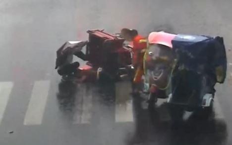 Co gai che cho nguoi phu nu bi tai nan duoi mua trong 20 phut hinh anh