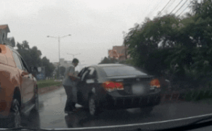 Thay oto dung gay tac duong, nguoi dan ong di ngang lap tuc vao lai ho hinh anh