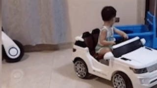 Cau be 4 tuoi Trung Quoc lui do xe chuyen nghiep nhu nguoi lon hinh anh