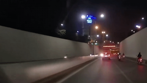 2 nguoi dau tran chay xe may chay nguoc chieu trong ham chui Ha Noi hinh anh