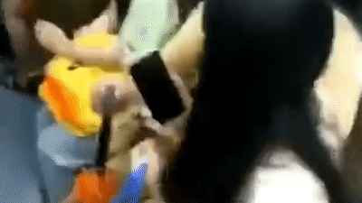 Cu ong 'cuop' cho, doi danh co gai tre tren tau dien Trung Quoc hinh anh