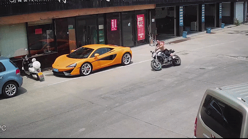 Biker boi thuong hon 70.000 USD vi tong vao sieu xe McLaren 570S hinh anh