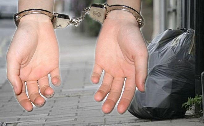 Nguoi phu nu bi tong giam vi chon sai tui rac o Anh hinh anh