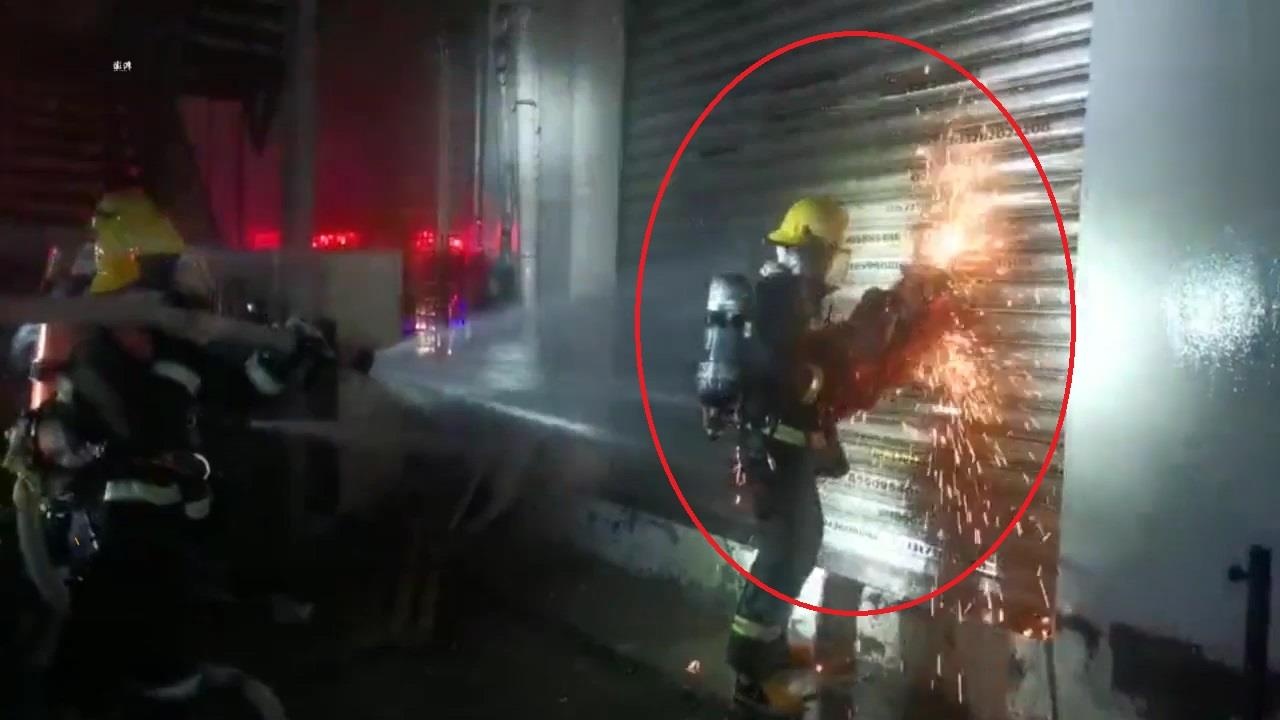 Canh sat cat cua, cuu Tesla Model S boc chay trong cua hang hinh anh