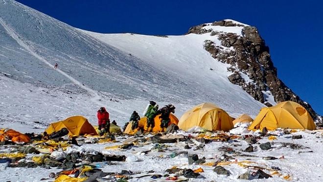 Nepal cam cac loai do nhua dung mot lan tai khu vuc nui Everest hinh anh