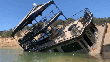 Khach dong gay mat thang bang, chiec du thuyen bat ngo bi lat o My hinh anh