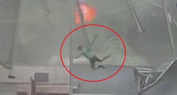 Bam vao mai che, nguoi dan ong bi gio thoi bay len troi o My hinh anh