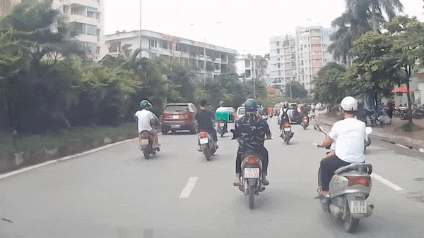 Mai me bam dien thoai, nam tai xe nga nhao ra duong hinh anh