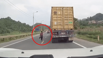 Co gai hon nhien di bo giua long duong, khien nhieu tai xe xanh mat hinh anh