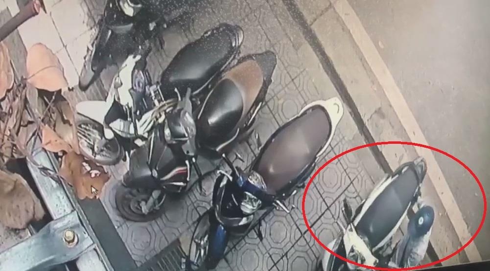 Xe SH dung truoc hien nha bi trom trong nhay mat hinh anh