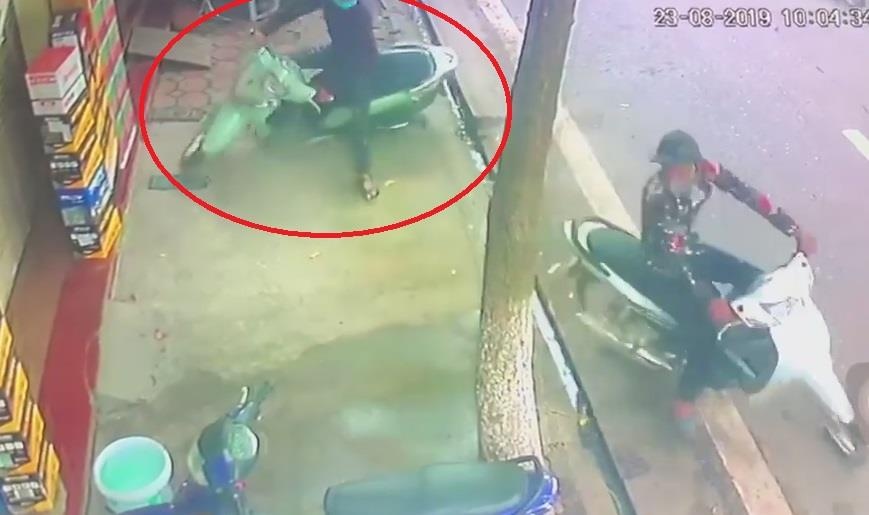 Trom be khoa xe SH nhanh nhu chop o Ha Noi hinh anh