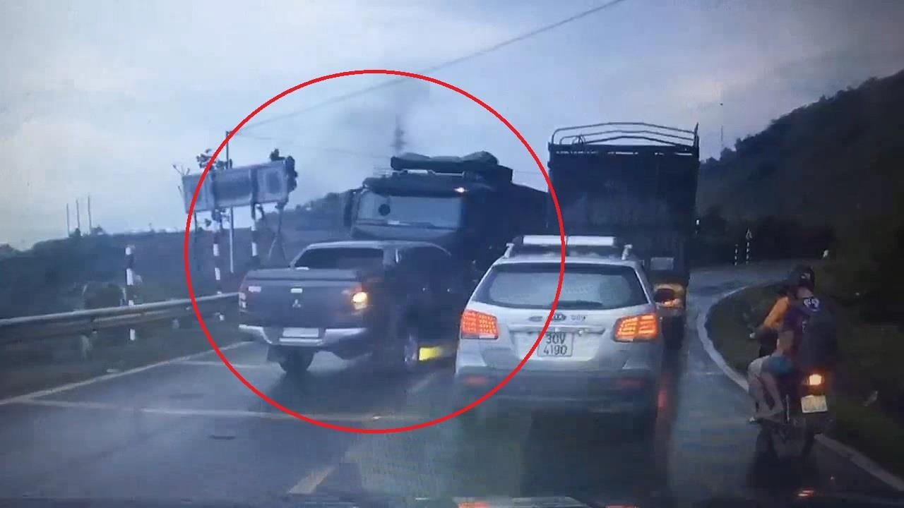 Vuot au tren deo hep, ban tai suyt dam vao xe nguoc chieu hinh anh