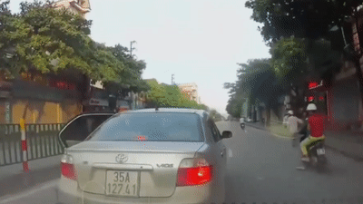 Oto suyt bi tong vi tai xe dung giua duong nhat tien hinh anh