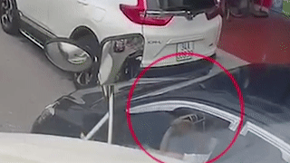 Oto lieu linh vuot ben phai bi xe container tong trung hinh anh