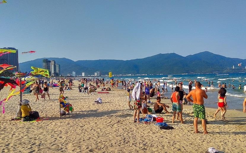 Doi ngu tuan tra, thu gom 'cua roi' tra lai cho du khach hinh anh