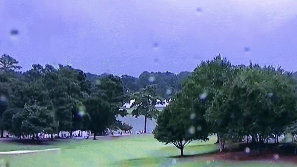 Sau nguoi nhap vien khi set danh tren san golf o My hinh anh