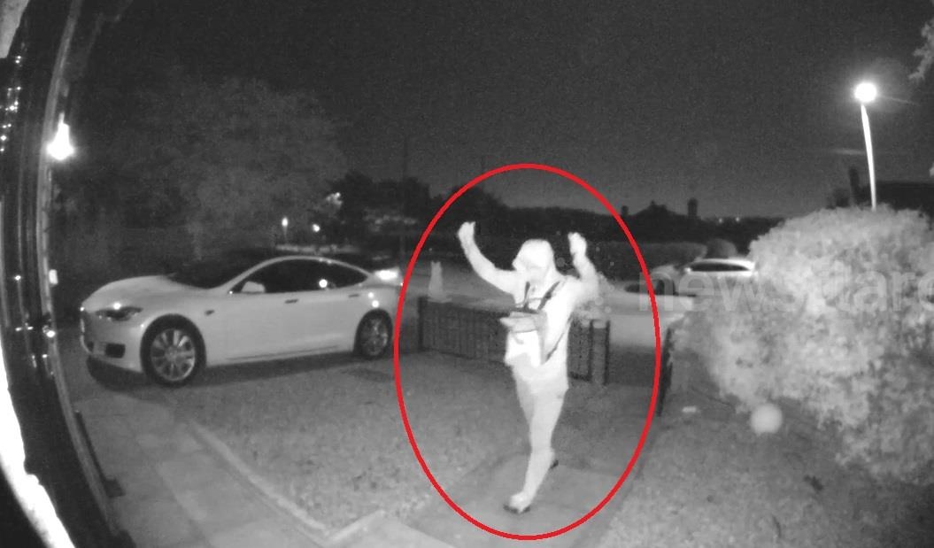 Trom mat 30 giay de 'hack' xe Tesla tri gia 90.000 bang Anh hinh anh