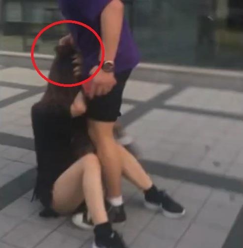 Nguoi dan ong Han Quoc tan cong phu nu Nhat Ban o Seoul hinh anh