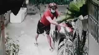 Be khoa, trom xe SH trong 10 giay o Sai Gon hinh anh